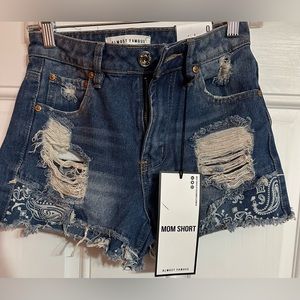 Almost Famous Mom Shorts Women's SZ0‎ Mid-Rise Blue Denim Distressed